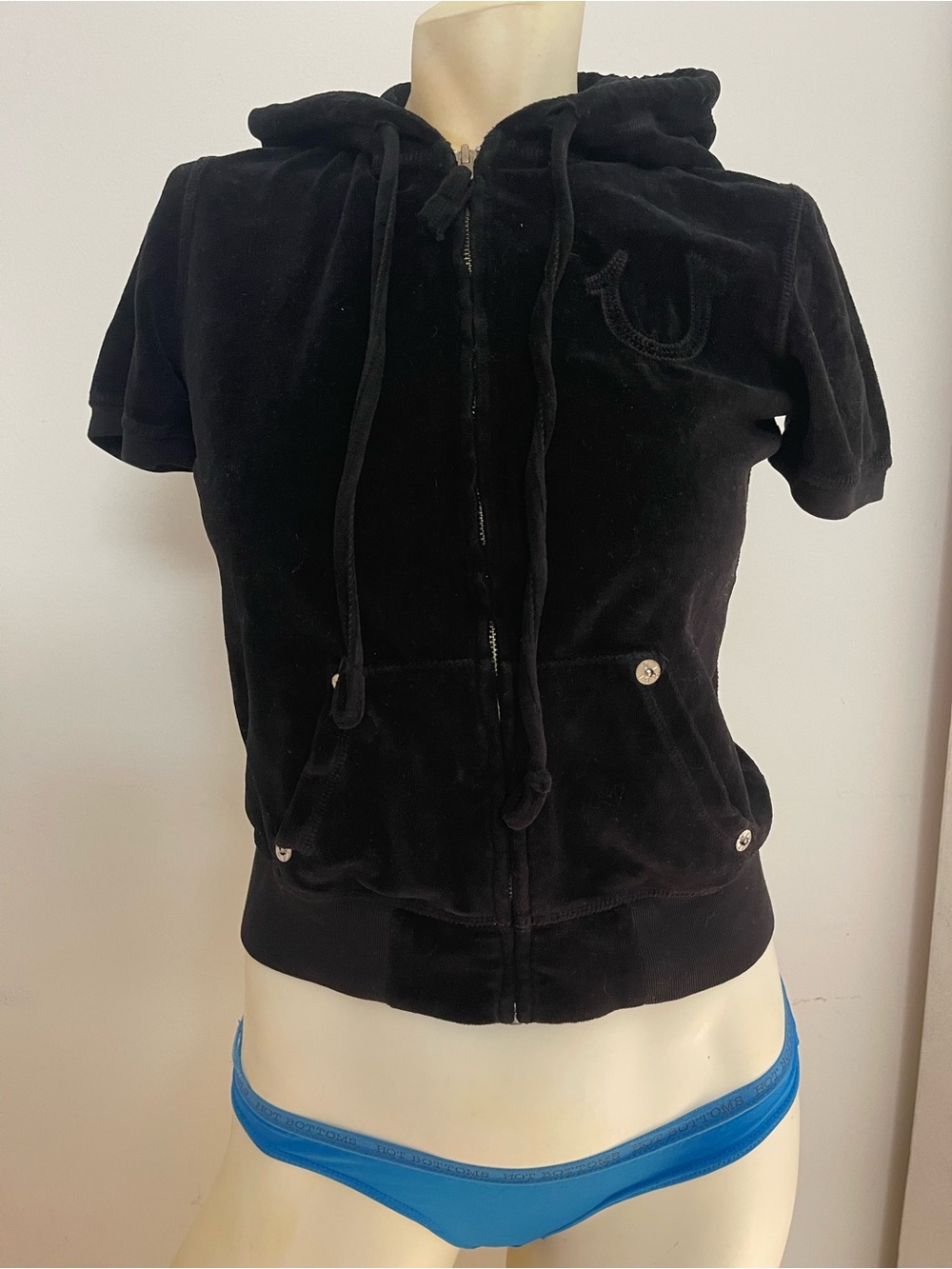 Y2K VINTAGE TRUE RELIGION SHORT SLEEVES BLACK VELVET HOODIE SIZE XS JUNIORS - Picture 2 of 14